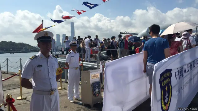 民眾可以在碼頭邊和軍事裝備近距離接觸，也可以登上兩艘軍艦參觀（BBC中文網記者劉子維攝）。