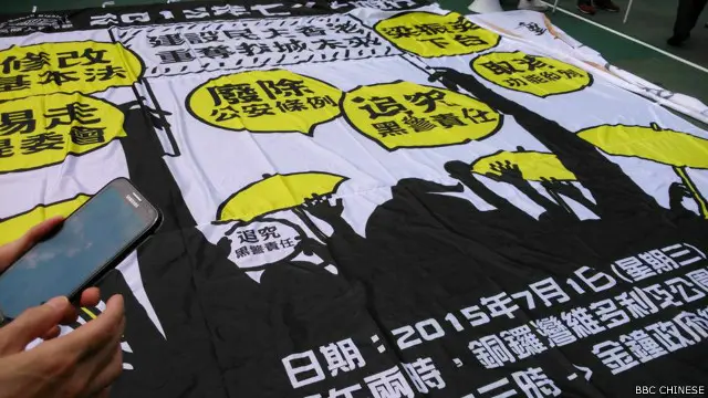 今年香港七一大遊行以「建設民主香港，重奪我城未來」為題（BBC中文網記者蔡曉穎攝）。