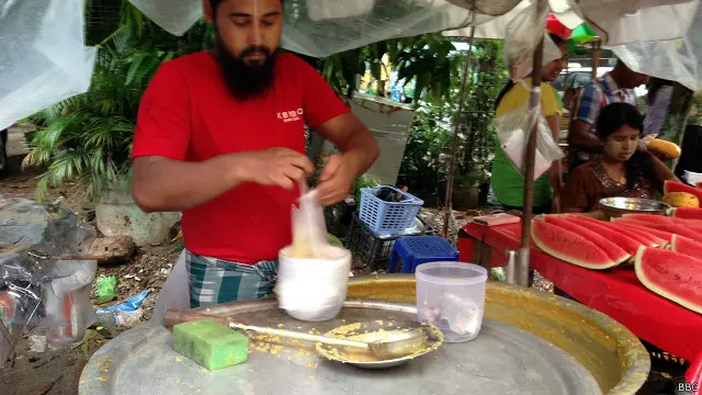 “Sup (kacang Lentil) ini terasa hangat di perut karena dimasak dengan beragam rempah, sangat enak” jelas seorang pembeli.