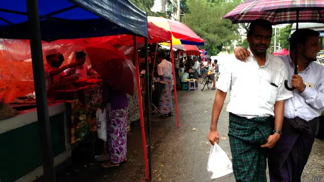Salah seorang pembeli, Mohammad, mengatakan menyukai sup kacang lentil karena cocok dikonsumsi saat berbuka. 