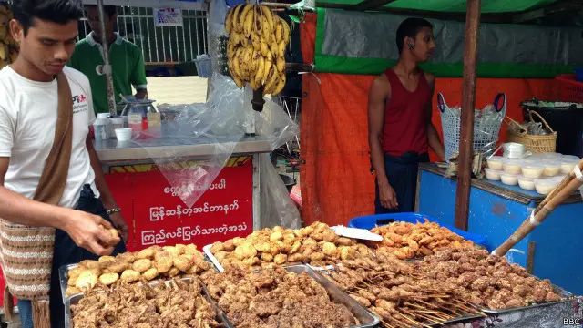 Beragam penganan sampai makanan berat pun dijual mulai dari kurma, samosa, kue lapis, roti, pudding, daging sapi dan ayam goreng, dan yang paling banyak diminati untuk berbuka puasa adalah sup kacang lentil atau Ben Hin.