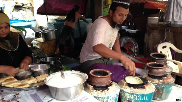 Pasar kaget di kota Yangon, Myanmar ini biasanya buka pukul 3 sore, sampai menjelang waktu magrib.
