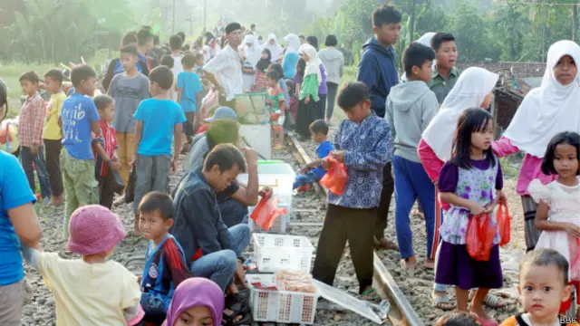 Warga dan pedagang berkumpul setiap sore selama bulan Ramadan sambil menunggu waktu berbuka puasa.