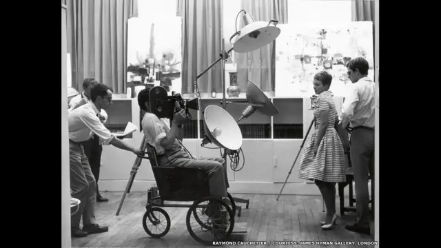 او به عنوان عکاس صحنه فیلم های سینمایی برای کارگردانان کار می کرد. صحنه دیگری از فیلم "از نفس افتاده"، اثری از ژان لوک گدار.