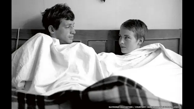 کوشتیه اکنون ۹۵ ساله است و اولین نمایشگاه آثارش در گالری جیمز هایمن لندن تا تاریخ ۱۵ اوت به معرض دید عموم گذاشته شده است. عکس از فیلم از نفس افتاده.  اطلاعات بیشتر درباره نمایشگاه: www.jameshymangallery.com