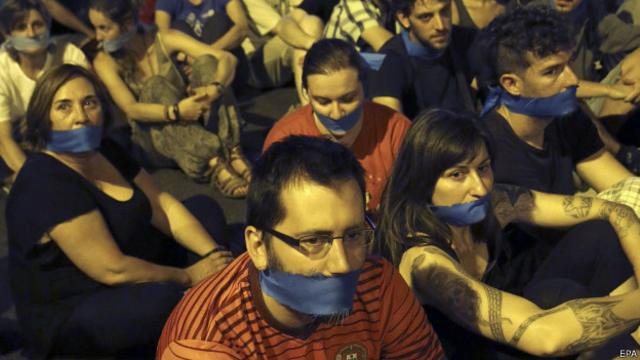 Manifestación en Madrid frente al Congreso la víspera de la entrada en vigor de la nueva Ley de Seguridad Ciudadana, conocida popularmente como "Ley Mordaza". 