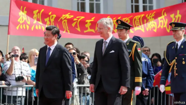 今年四月，中国国家主席习近平离开比利时，比利时国王菲利普在布鲁日广场举行隆重欢送仪式