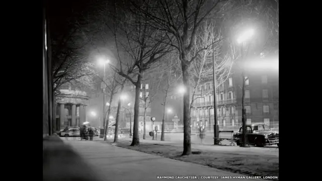 Antoine et Colette, 1962, ParcMonceau. Copyright Raymond Cauchetier, courtesy James Hyman Gallery, London