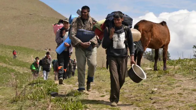 यो वर्ष यार्सागुम्बा टिप्न जुम्लाको ठाकुरज्यू गएका कति मानिसहरु त्यहाँ हिउँ बढी परेर यार्सा नपाइएको भन्दै डोल्पाको पाटनसम्म पुगेका थिए। तस्वीरहरु: सरोज शाही/ जुम्ला
