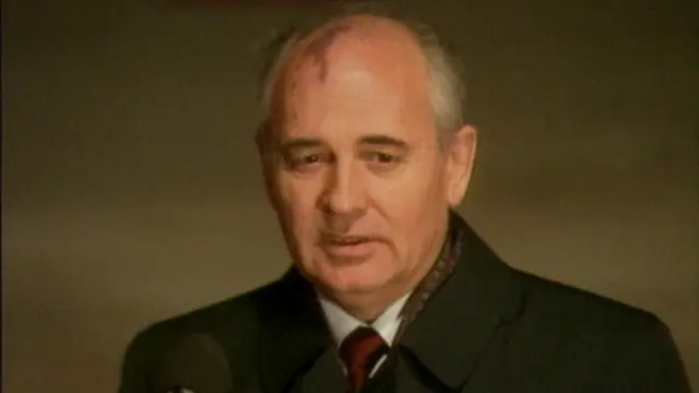 戈尔巴乔夫1985年上台开始搞政治透明化，搞市场经济改革，最终启动了这个制度垮台的进程