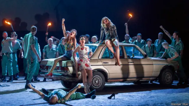 У цій постановці Кармен - блондинка, а ще там був голий контрабандист