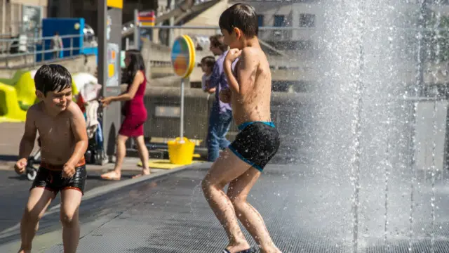 أصدرت ايضا توصيات للأطفال بشرب كميات كبيرة من المياه