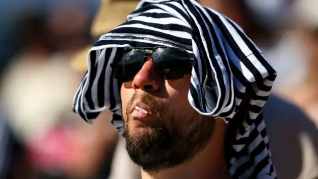 حاول جمهور ويمبلدون الاحتماء من ارتفاع درجات الحرارة