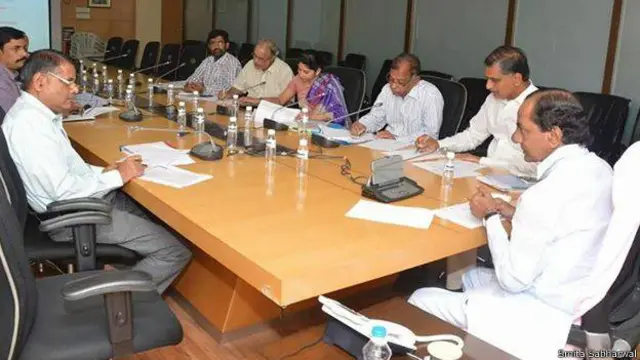 ’وہ دلکش ساڑھیاں پہنتی ہیں اور اجلاسوں کے دوران آنکھوں کو لبھاتی ہیں‘