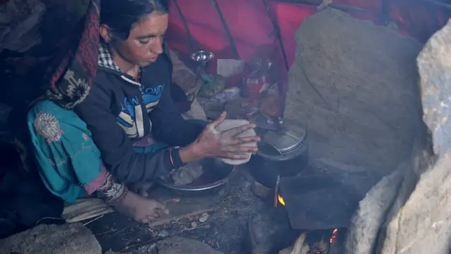 यार्सागुम्बा टिप्न गएका बेला परिवारका प्राय सबै सदस्य घरको ढोकै बन्द गरेर जाने भएकाले उनीहरुले खानाको लागि घरबाटै लिएर गएको अन्न प्रयोग गर्छन्।