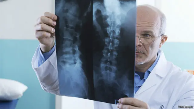 Врач с рентгеновским снимком