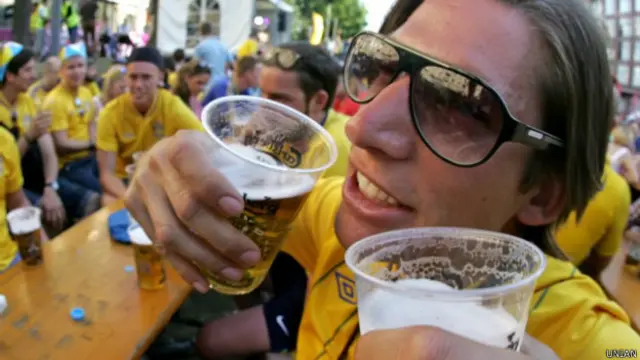 молодий чоловік із пивом 