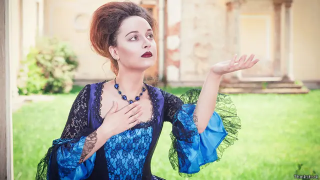 Женщина в платье из кринолина