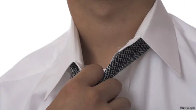 Cổ áo cứng quá bị cho là dễ gây nghẹt thở cho người sử dụng