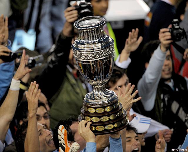 El trofeo de la Copa América que levantó Uruguay hace cuatro años. ¿Quién lo hará en 2015?