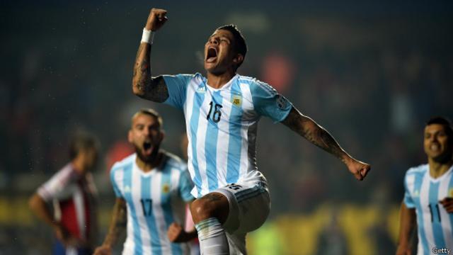 Marcos Rojo abrió la cuenta en la goleada de Argentina sobre Paraguay 6-1.
