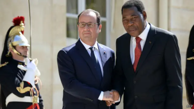 Le président français François Hollande accueille le président béninois Thomas Boni Yayi (D) à l’Élysée, le 9 juin 2015 à Paris