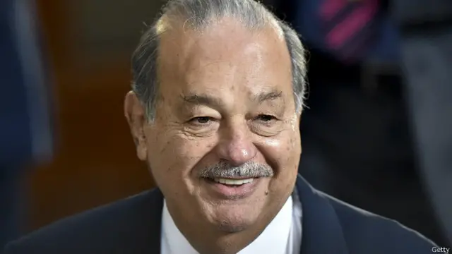 El multimillonario mexicano Carlos Slim sonríe.