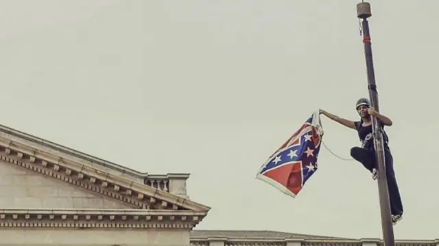 خانم نیوسام در شبکه های اجتماعی نزد کسانی که خواهان پایین کشیدن پرچم هستند قهرمان شده