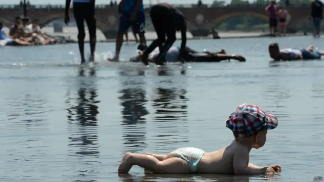 Varios países advirtieron especialmente del riesgo para las personas mayores, los niños pequeños y los enfermos graves. En la imagen un niño se refresca en Burdeos, Francia.