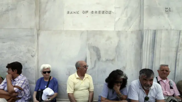 希腊人在银行门前等候