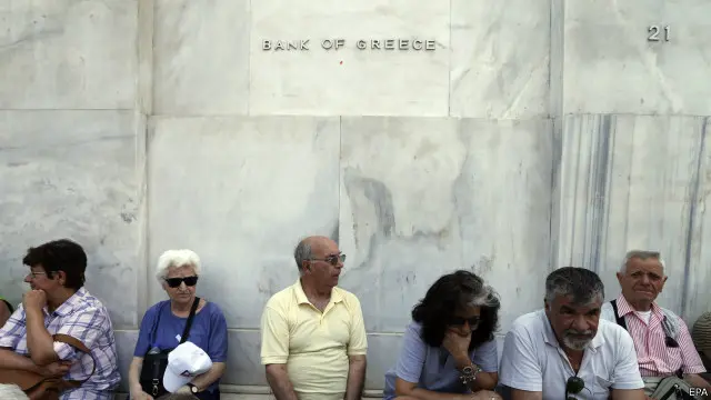 Nhiều người nghỉ hưu đã có mặt tại các ngân hàng từ sáng sớm để đợi rút tiền