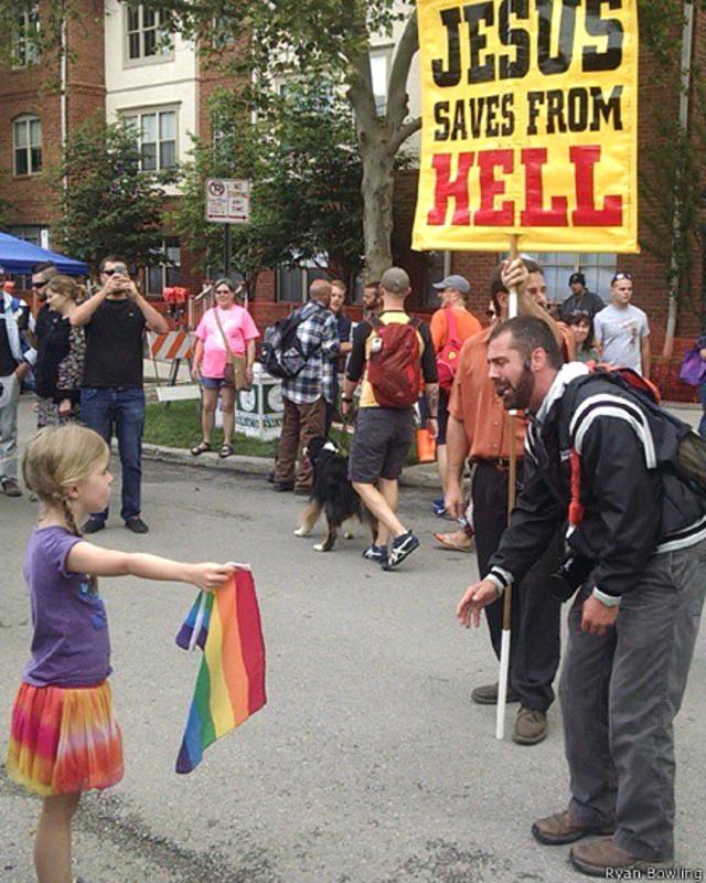 Zea se situó frente al hombre en silencio sosteniendo una bandera multicolor que representa a la comunidad LGBT. (Foto cortesía de Ryan Bowling) 