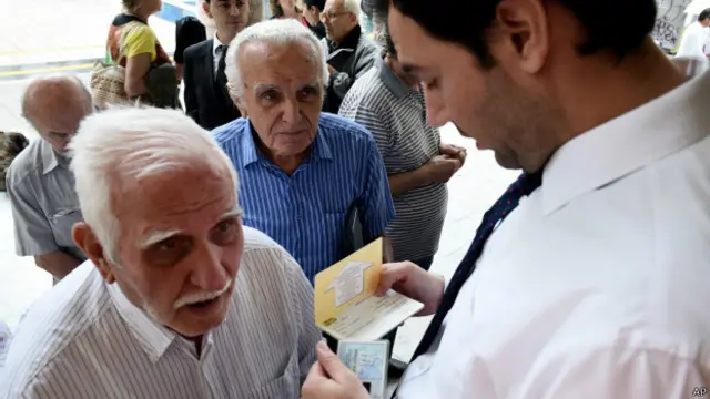 领取养老金人士在银行等候