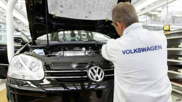 Volkswagen'de üretim robotu işçiyi öldürdü - BBC News Türkçe