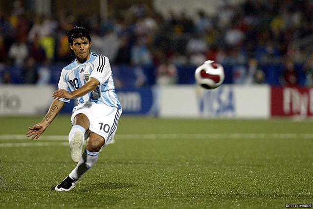 Con superioridad númerica, Argentina aprovechó la calidad de jugadores del nivel del "Kun" Agüero" para controlar el partido y generar ocasiones de gol. Así fue que llegó el tanto de Claudio Yacob en el minuto 65.