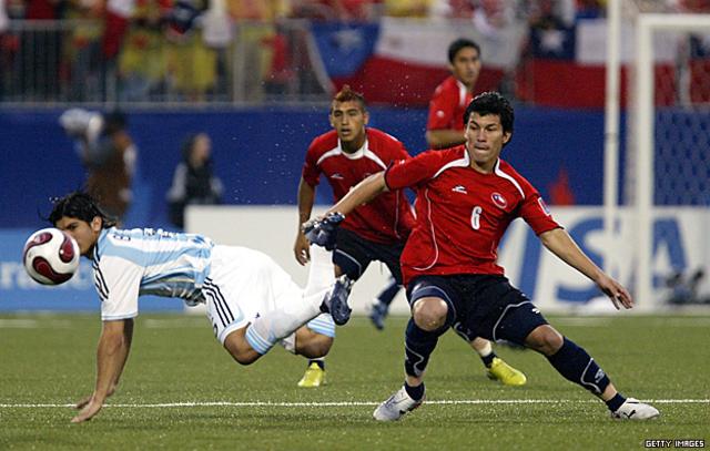 Banega disputa un balón con Gary Medel. Chile llegó al partido si haber concedido ningún gol en todo el torneo y tras haber anotado 11. Argentina tenía un balance similar de 11 goles a favor y sólo uno en contra. 