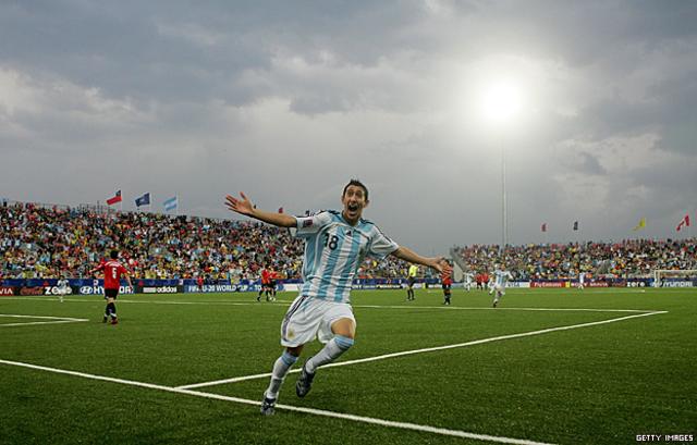 Las actuaciones de Chile fueron ilusionando al país y a los aficionados presentes en Canadá. Pero un error en el minuto 11 en la salida de Arturo Vidal, quien perdió el balón ante Banega, fue aprovechado por Di María para fusilar a Cristopher Toselli. 1-0 para Argentina.