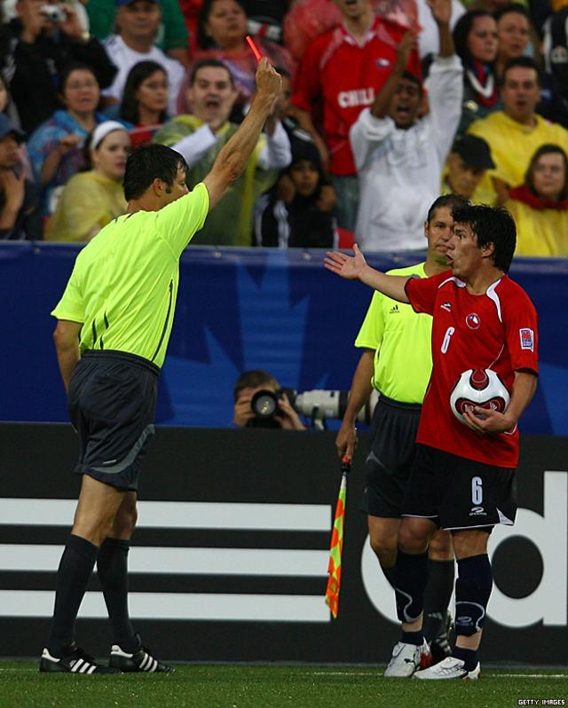 El árbitro Stark, tras conversar con su asistente, mostró la tarjeta roja. Chile quedaba con 10 hombres y un mundo por delante.