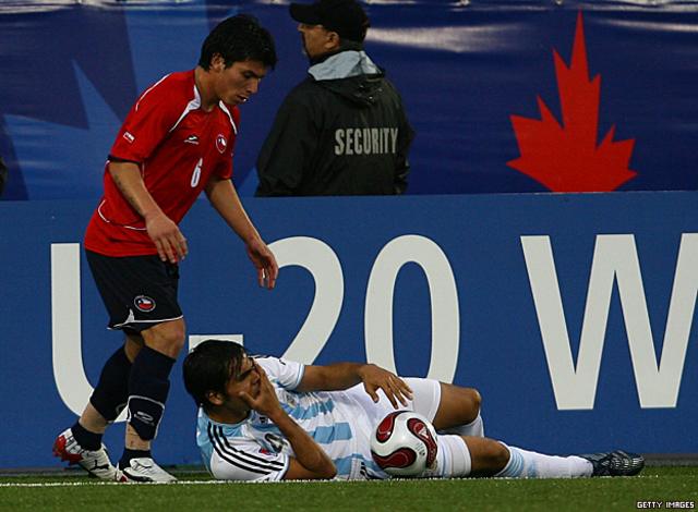 Chile sintió el golpe y sus opciones desaparecieron prácticamente tres minutos después. En una lucha por el balón entre Medel y Gabriel Mercado, el argentino cayó al suelo. Con el balón fuera del campo, el defensor chileno pateó la pelota contra su cuerpo.