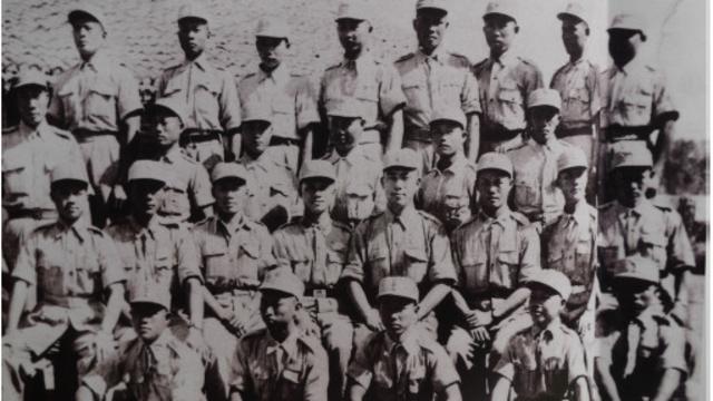 郝柏村（中排左五）担任炮兵连长时与全连官兵摄于印度（郝柏村提供）