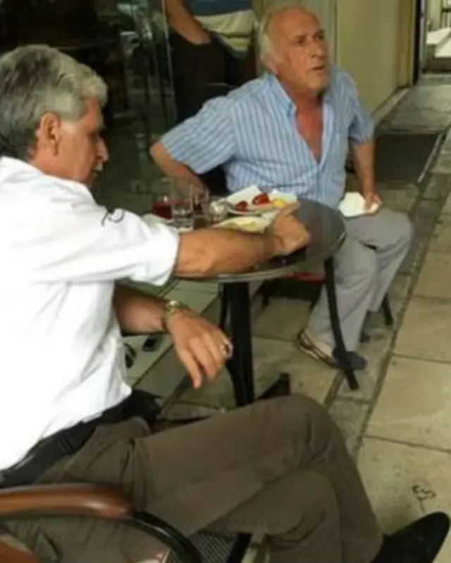 Дімітріс був змушений закрити свій магазин канцтоварів після 43 років у бізнесі