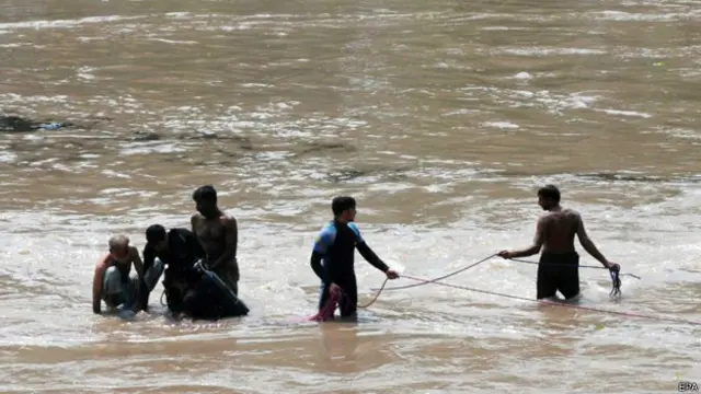 امدادی کارروائیوں میں فوج کے غوطہ خور بھی حصہ لے رہے ہیں