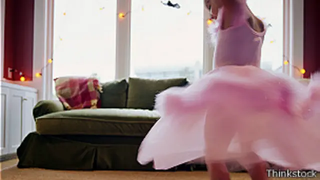 Una niña bailando con su traje de bailarina