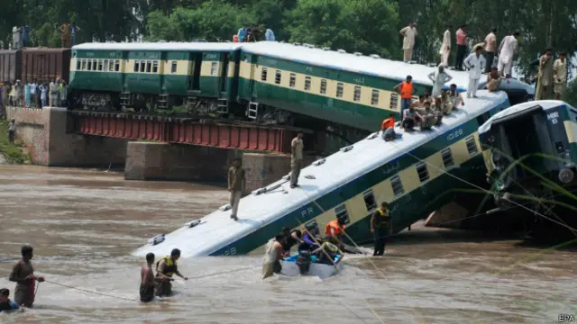 Empat gerbong tergelincir keluar jalur setelah sebagian jembatan itu runtuh dekat Wazirabad di Provinsi Punjab.