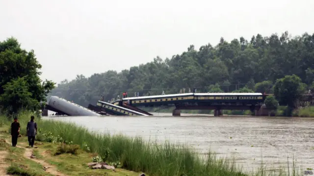 Khawaja Saad Rafique, pejabat kereta api Pakistan, menyiratkan adanya kemungkinan sabotase dalam insiden itu.