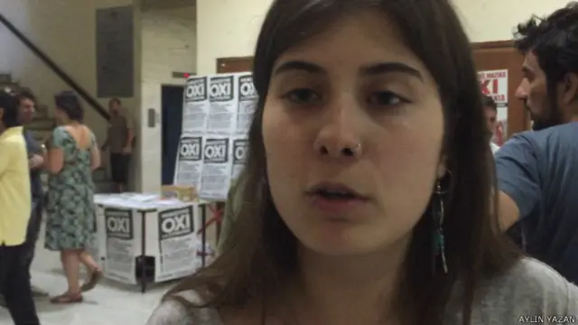 20 yaşındaki Sylvia "AB bizi sürekli tehdit ediyor. Halkın buna cevap vermesi gerek" diyor.