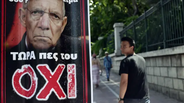 Atina sokaklarına kemer sıkma önlemlerine karşı çıkanların astığı afişlerde Alman Maliye Bakanı Wolfgang Schauble'nin fotoğrafı var.