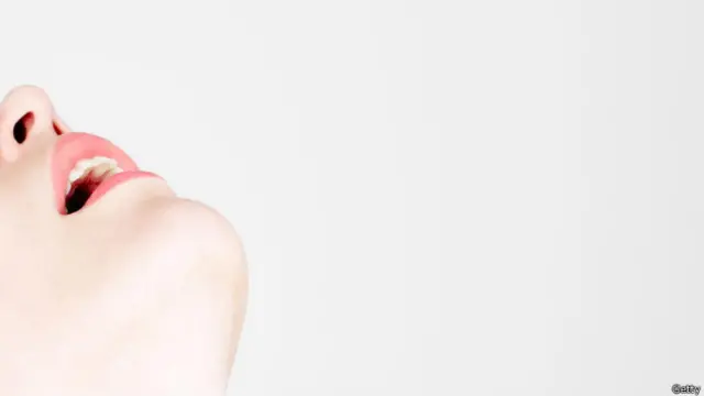 Mujer con expresión de placer