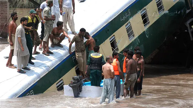 پاکستانی فوج کے شعبۂ تعلقاتِ عامہ کی جانب سے جاری ہونے والے بیان میں کہا گیا ہے کہ یہ واقعہ جمعرات کی دوپہر جامکے چٹھہ میں نہر چھنانواں پر پیش آیا۔