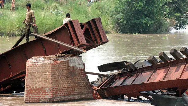 آئی ایس پی آر کا کہنا ہے نہر پر قائم ریلوے کا پل اس وقت ٹوٹ گیا جب پنوں عاقل سے کھاریاں جانے والی ٹرین اس پر سے گزر رہی تھی۔ریلوے کے حکام کا کہنا ہے کہ پل ٹوٹنے سے چھ بوگیوں پر مشتمل ٹرین کا انجن اور چار بوگیاں پانی میں جا گریں۔